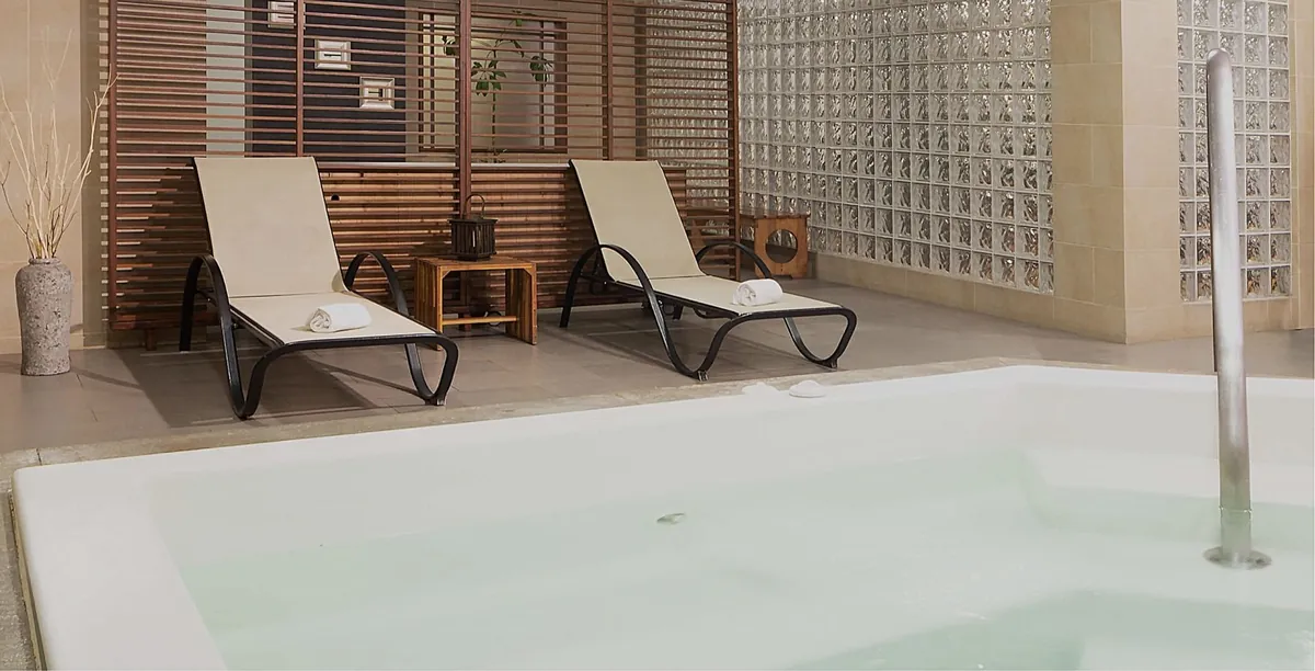 Jacuzzi y asoleadoras de Habitel Prime Spa