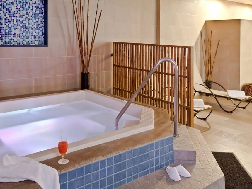 Jacuzzi con mosaico azul y bambú