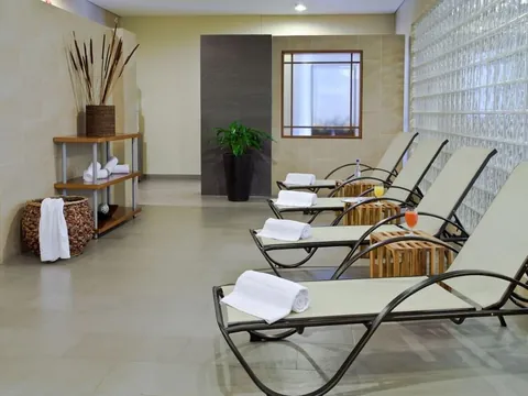 Zona de relajación con asoleadoras y jugos naturales